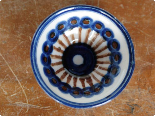 青と茶色の陶器の小皿