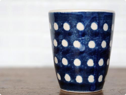 水玉のカップ
