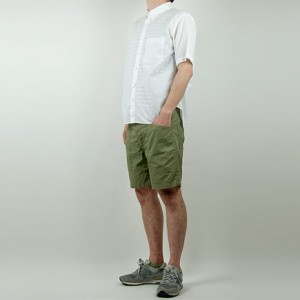 DAILY WARDROBE INDUSTRY DAILY WORKING SHORTS KHAKIを使った着こなしコーディネート